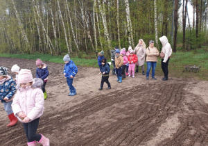 Dzieci sieją żyto na polu.