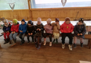 Dzieci siedzą w konarzewskiej spiżarni.