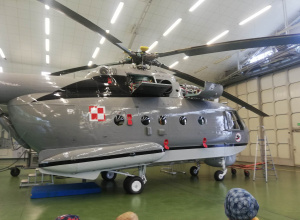 Samolot w hangarze Wojskowych Zakładów Lotniczych.