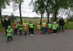Grupa dzieci zwiedzająca tereny Wojskowych Zakładów Lotniczych w Łodzi.