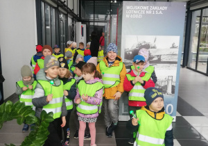 Grupa dzieci zwiedzająca tereny Wojskowych Zakładów Lotniczych w Łodzi.
