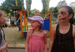 Dzieci uczestniczące w Pikniku Rodzinnym.
