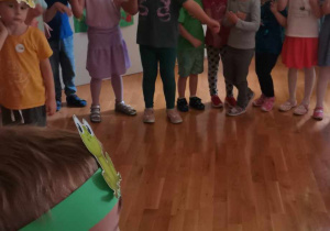Grupa dzieci tańczy w kółeczku.