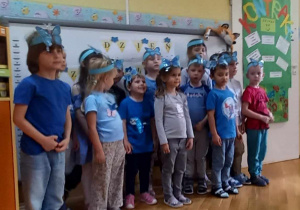 Dzieci stoją w grupie, która nazywa się Motylki.