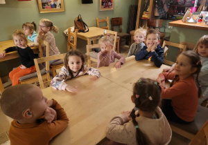 Dzieci z grupy Biedronki siedzą przy stole.