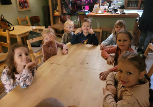 Dzieci z grupy Biedronki siedzą przy stole.