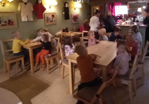 Dzieci z grupy Biedronki siedzą przy stolikach.