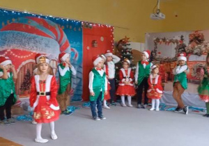 Dzieci z grupy Liski występują w świątecznym przedstawieniu.
