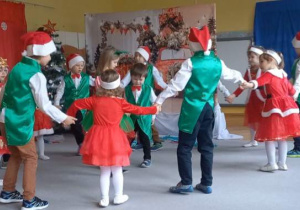 Dzieci z grupy Liski występują w świątecznym przedstawieniu.