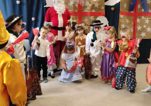 Dzieci z grupy Pszczółki występują w przedstawieniu świątecznym.