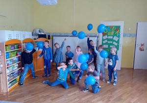 Dzieci z grupy Liski tańczą z niebieskimi balonami.