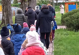 Przedszkolaki uczestniczą w marszu dla Ziemi.