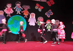 Dzieci tańczą na scenie festiwalowej.