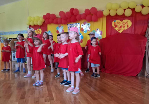 Dzieci z grupy Liski tańczą.