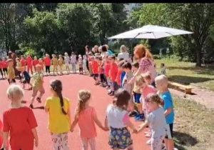 Dzieci tańczą na boisku.