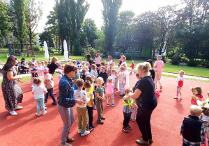 Dzieci tańczą w ogrodzie przedszkolnym.