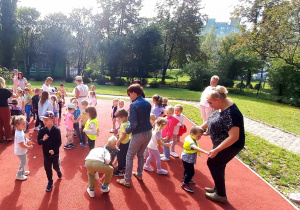 Dzieci tańczą w ogrodzie przedszkolnym.