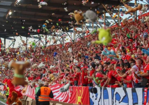 Kibice rzucają zebrane maskotki ma murawę boiska na stadionie Widzewa w Łodzi.