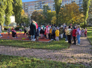 Dzieci są na boisku przedszkolnym.