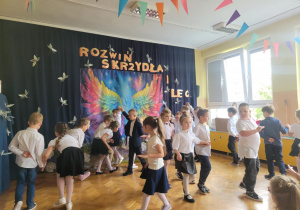 Dzieci tańczą poloneza.