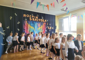 Dzieci tańczą poloneza.