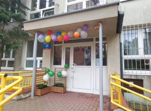Przystrojone wejście do przedszkola.