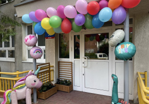 Dekoracja wejścia przedszkola, balony i dmuchane zwierzątka.