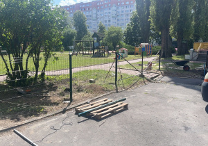 Prace remontowe ogrodzenia w ogrodzie przedszkolnym.