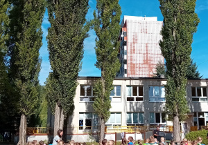 Dzieci uczestniczą w zabawach muzycznych w ogrodzie przedszkolnym.