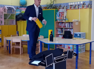 Iluzjonistra prezentuje magiczne sztuczki.