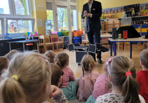 Iluzjonista trzyma w rękach sznurek.