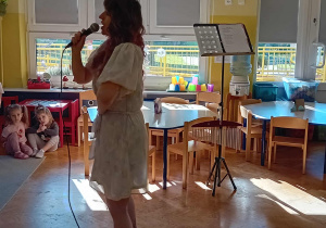 Pani Nutka śpiewa na środku sali.