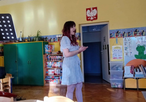 Pani Nutka śpiewa na środku sali.