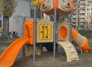 Kolorowy zestaw zabawowy na przedszkolnym placu zabaw.