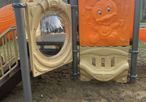 Kolorowy zestaw zabawowy na przedszkolnym placu zabaw.