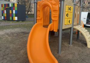 Kolorowy zestaw zabawowy na przedszkolnym placu zabaw.