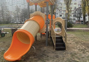 Kolorowy zestaw zabawowy na przedszkolnym placu zabaw.