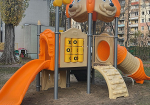 Kolorowy zestaw zabawowy na przedszkolnym placu zabaw.