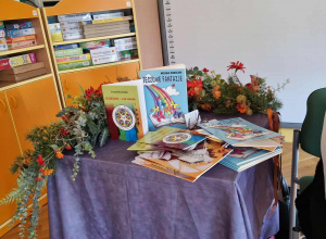 Książki Pani Urszuli Kowalskiej rozłożone na stoliku.