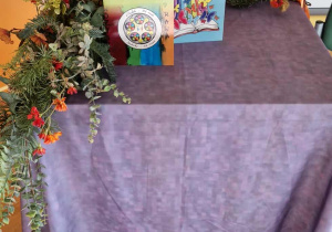 Stolik z książkami autorstwa Urszuli Kowalskiej.