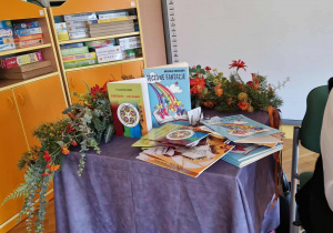 Stolik z książkami autorstwa Urszuli Kowalskiej.