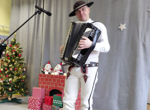 Góral Szczepan gra na akordeonie.