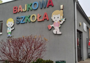 Bajkowa Szkoła, miejsce zbiórki paczek w ramach akcji Szlachetnej Paczki.