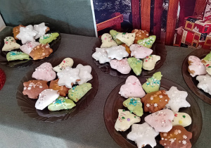 Pierniczki leżą na talerzach.