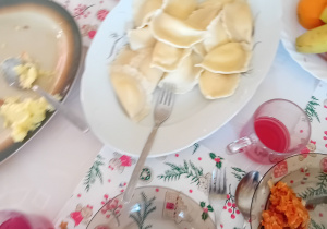 Potrawy stoją na stole świątecznego obiadu (pierogi).