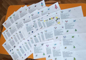 Przygotowane kartki świąteczne dotyczące Centrum Europejskiej Agencji Kosmicznej.