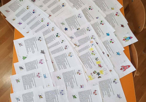 Przygotowane kartki świąteczne dotyczące Centrum Europejskiej Agencji Kosmicznej.