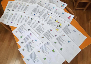 Przygotowane kartki świąteczne dotyczące Centrum Europejskiej Agencji Kosmicznej.