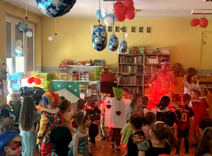 Dzieci tańczą na ostatkowym balu karnawałowym.