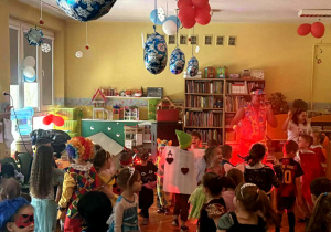 Dzieci tańczą na ostatkowym balu karnawałowym.